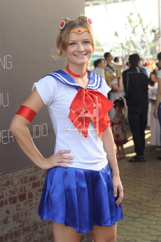 
	
	Cô bạn này cũng háo hức tham gia chương trình với trang phục Cosplay Sailor Moon (Thủy Thủ Mặt Trăng)